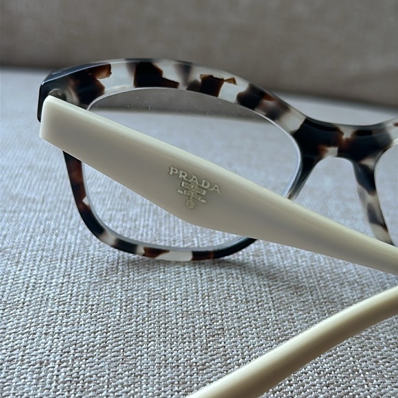 Prada Tortoise Shell Cat-Eye Glasses - Chic and Timeless - Picture 4 of 6